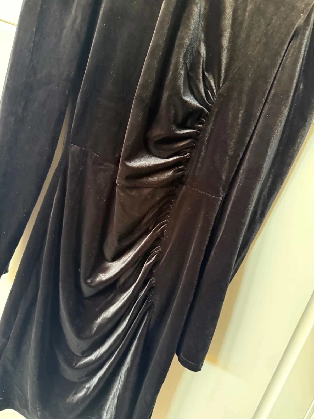 Vestido preto em veludo drapeado Mango Tamanho 36 – photo 3
